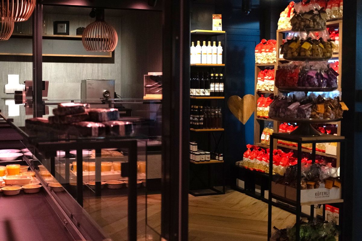 Regale mit Teigwaren, Ölen und Geschenkideen im neuen Laden